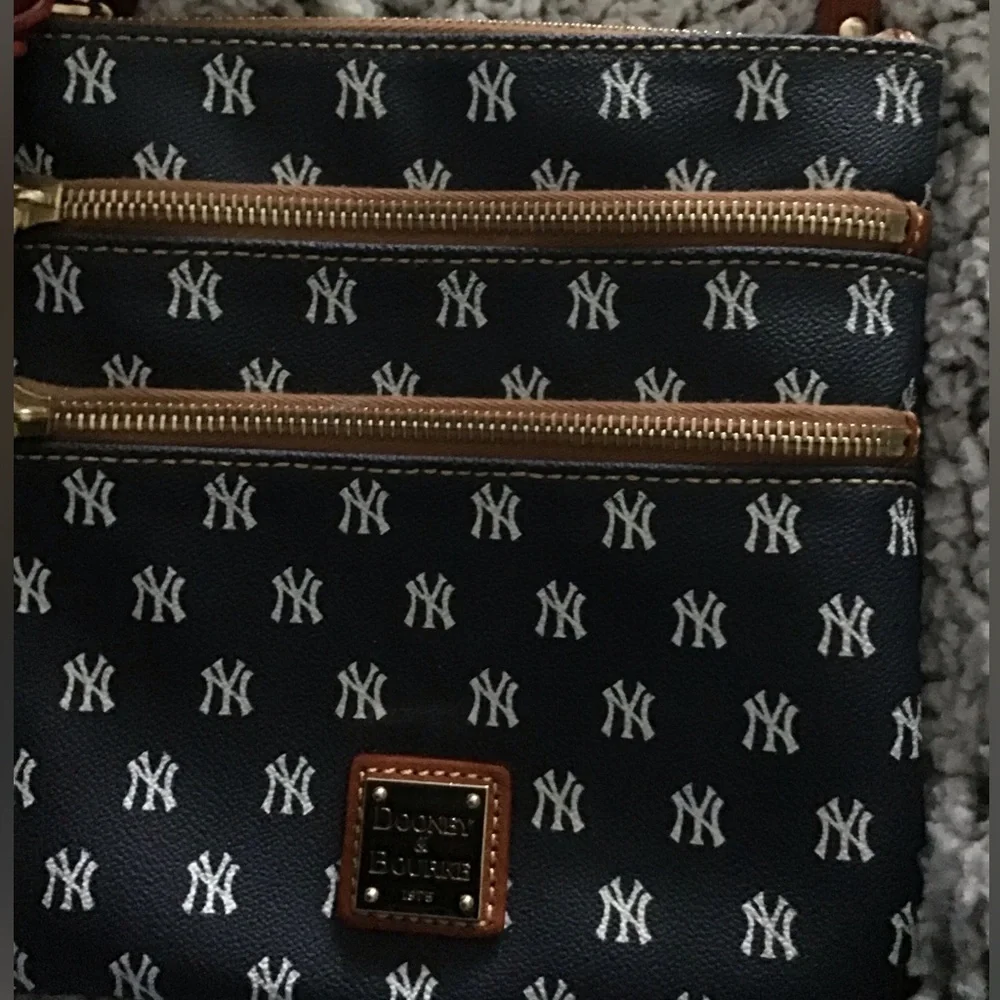 NWOT - New York Yankees Dooney & Bourke Sinature Small Corssbody Bag